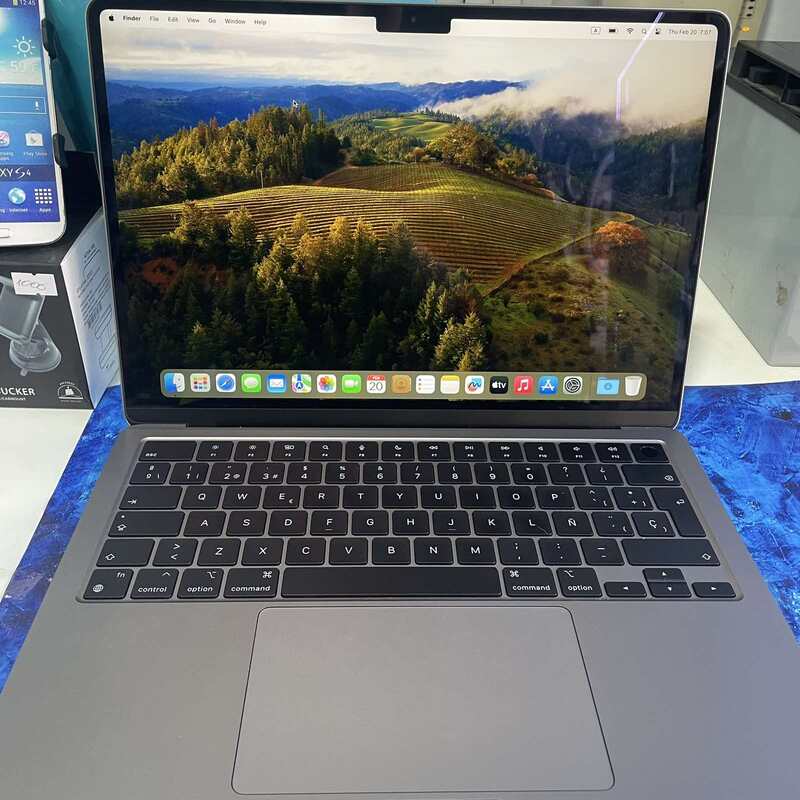 MacBook M2 centar nole