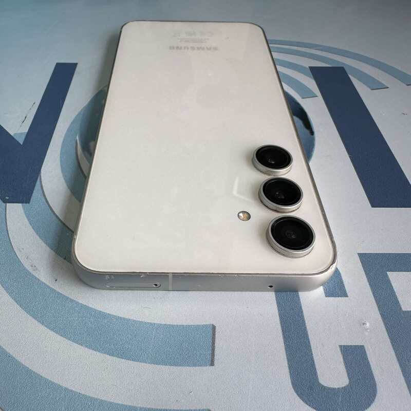 Samsung Galaxy S23 FE - Image 4