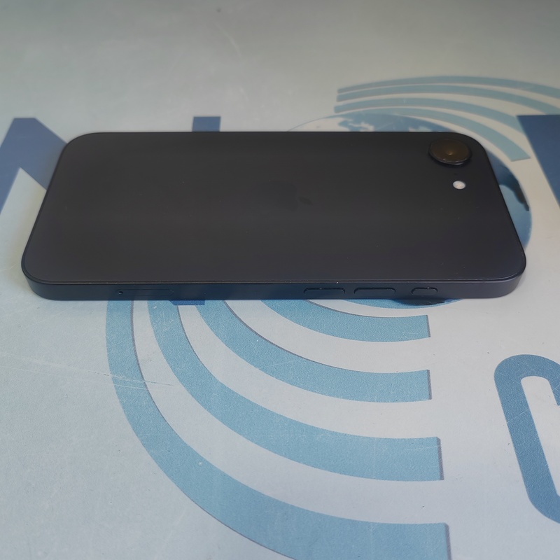 iPhone 16e - Image 2